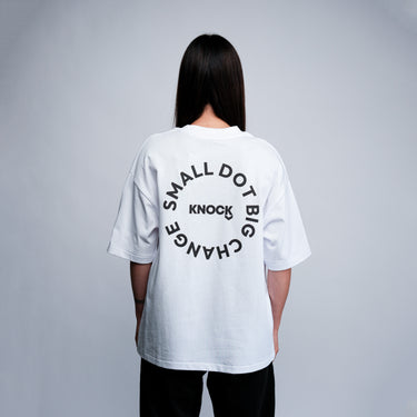 kinddot. x KNOCK DOT balti marškinėliai
