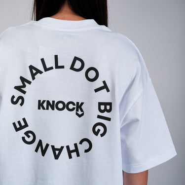 kinddot. x KNOCK DOT balti marškinėliai